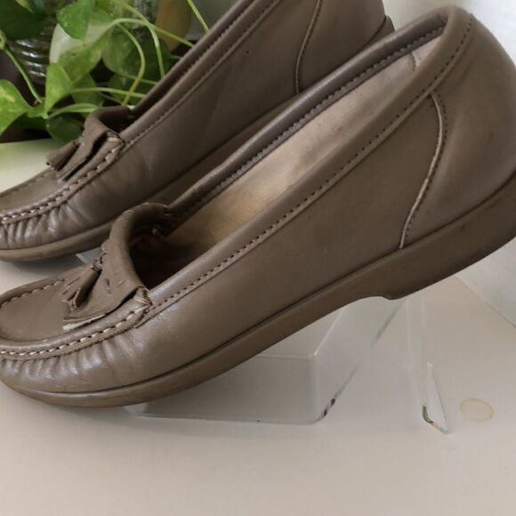 SAS San Antonio Shoes Taupe Loafers  Size 7.5 - Picture 1 of 6